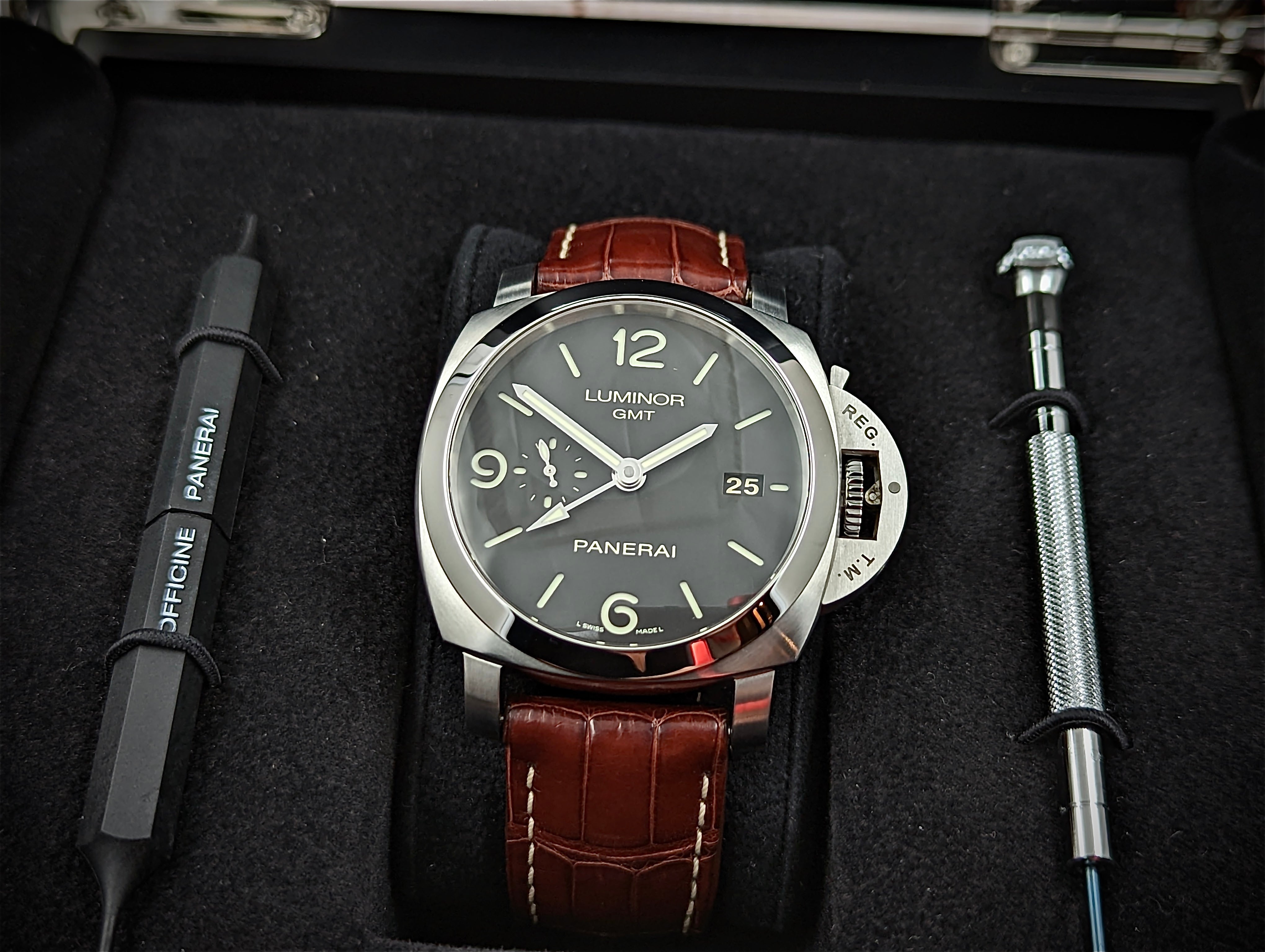 Panerai PAM320 Luminor GMT wristtimeco